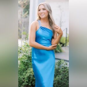 - NWT Gianni Bini x Jess Southern Shelby One Shoulder Chain Satin Dress si…